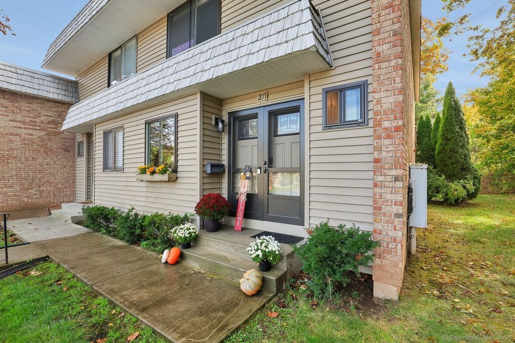 27 Redwood Court 27, Cromwell, CT 06416
