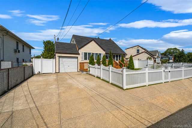 93 Deauville Boulevard, Copiague, NY 11726