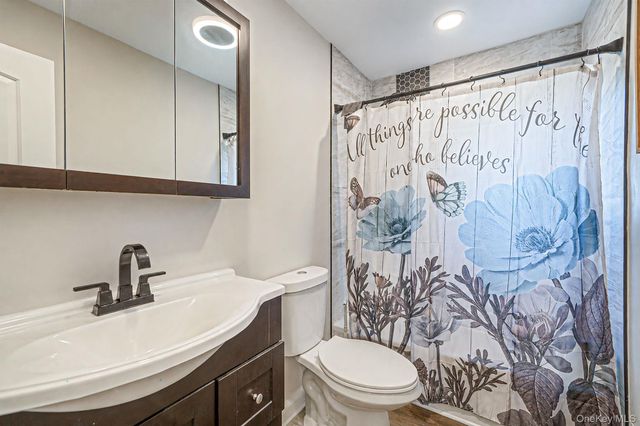 93 Deauville Boulevard, Copiague, NY 11726