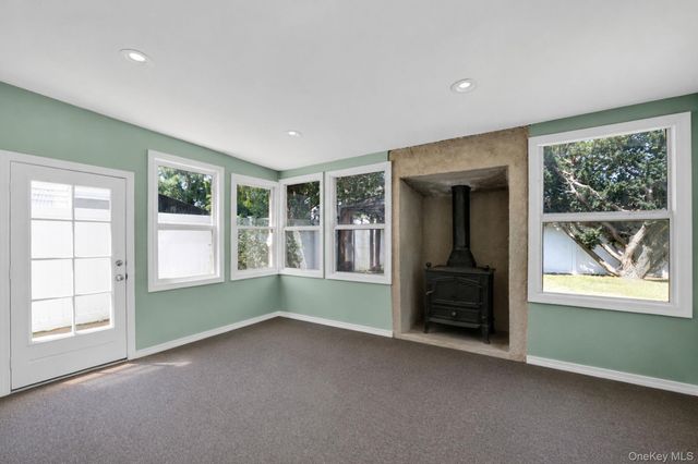93 Deauville Boulevard, Copiague, NY 11726