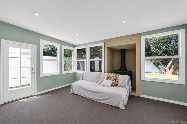 93 Deauville Boulevard, Copiague, NY 11726