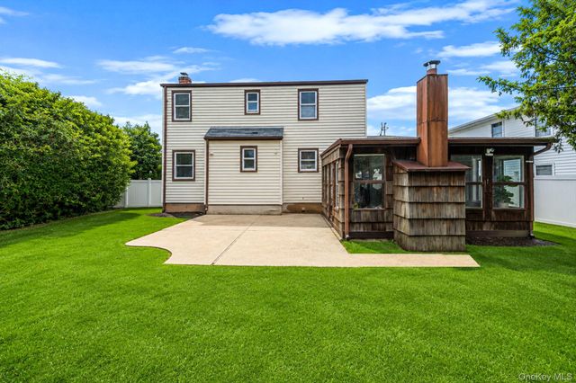 93 Deauville Boulevard, Copiague, NY 11726