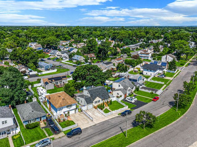 93 Deauville Boulevard, Copiague, NY 11726