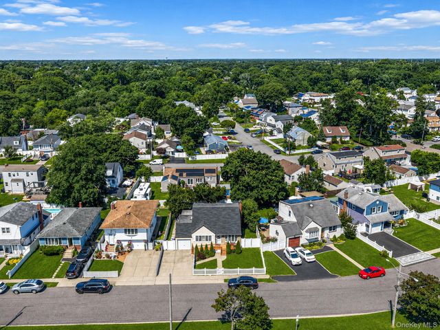 93 Deauville Boulevard, Copiague, NY 11726