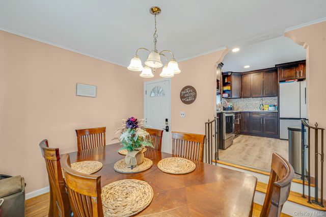 93 Deauville Boulevard, Copiague, NY 11726