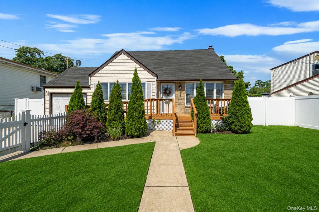 93 Deauville Boulevard, Copiague, NY 11726