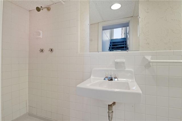 23 E 69TH Street, Kansas City, MO 64113