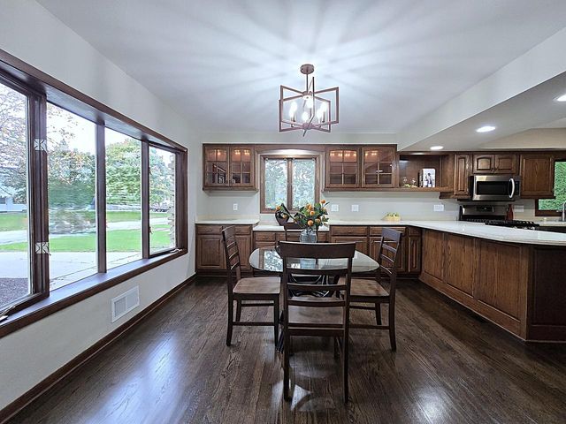 5020 S 28th STREET, Greenfield, WI 53221