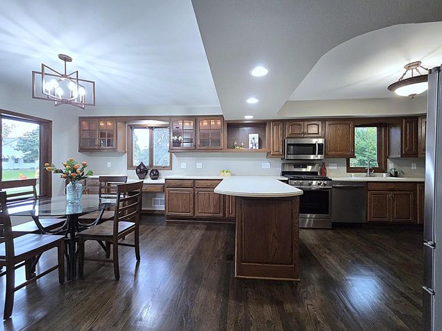 5020 S 28th STREET, Greenfield, WI 53221