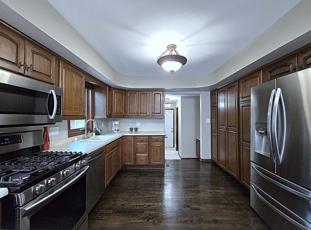 5020 S 28th STREET, Greenfield, WI 53221