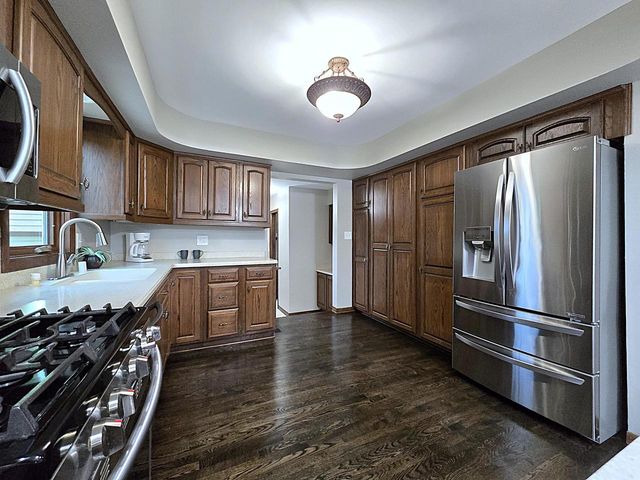 5020 S 28th STREET, Greenfield, WI 53221