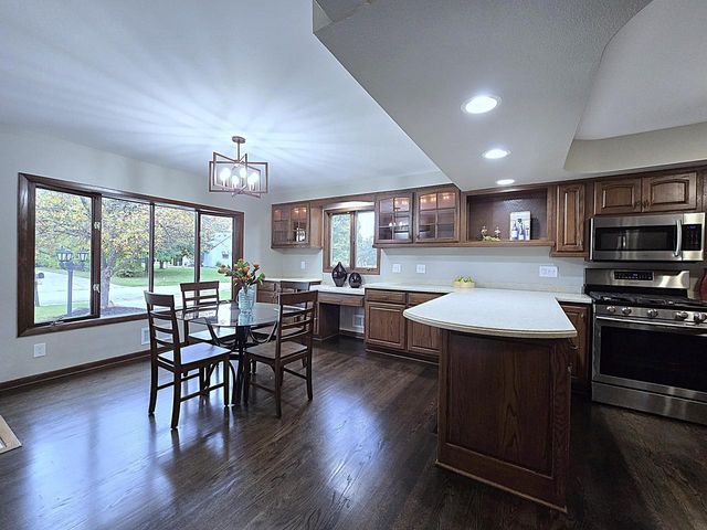 5020 S 28th STREET, Greenfield, WI 53221