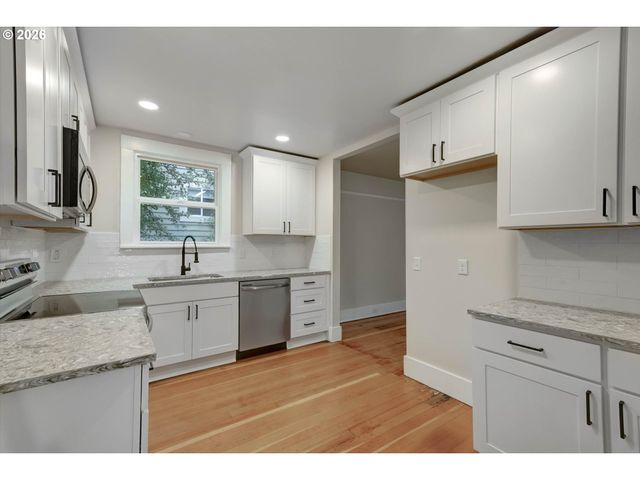 1827 Se OAK St, Portland, OR 97214