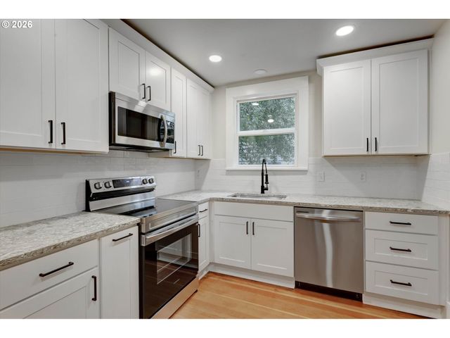 1827 Se OAK St, Portland, OR 97214