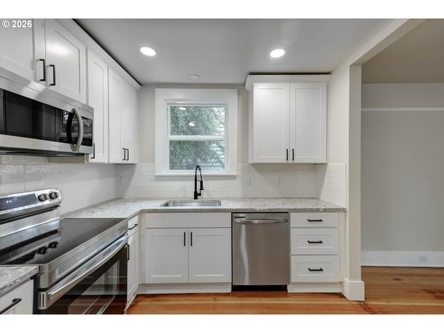 1827 Se OAK St, Portland, OR 97214