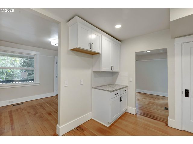 1827 Se OAK St, Portland, OR 97214
