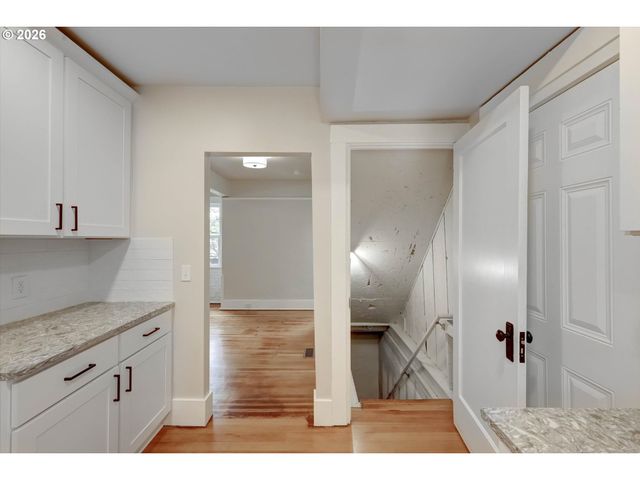 1827 Se OAK St, Portland, OR 97214