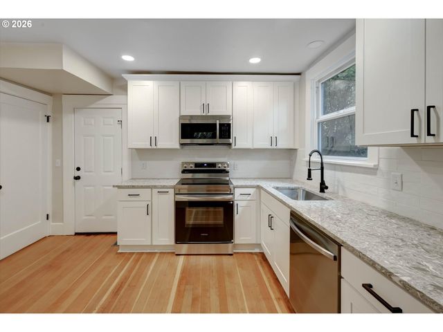 1827 Se OAK St, Portland, OR 97214