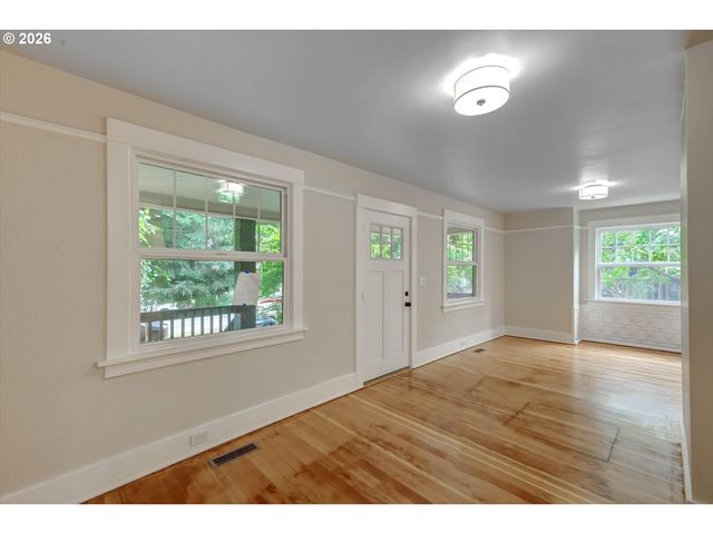 1827 Se OAK St, Portland, OR 97214