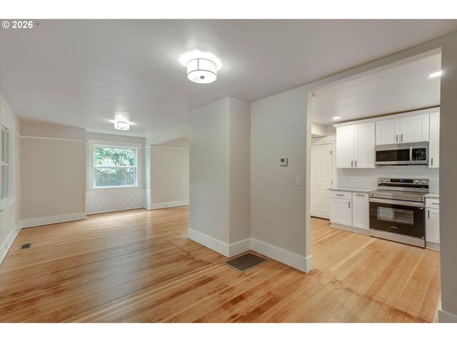 1827 Se OAK St, Portland, OR 97214