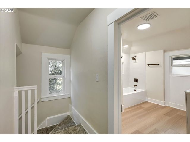 1827 Se OAK St, Portland, OR 97214