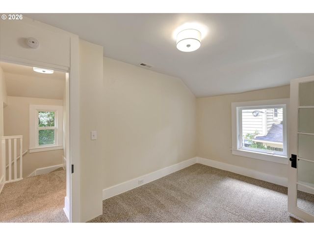 1827 Se OAK St, Portland, OR 97214