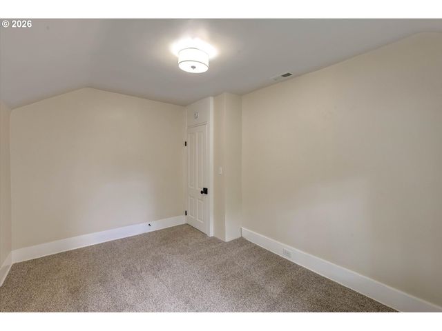 1827 Se OAK St, Portland, OR 97214