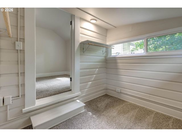 1827 Se OAK St, Portland, OR 97214