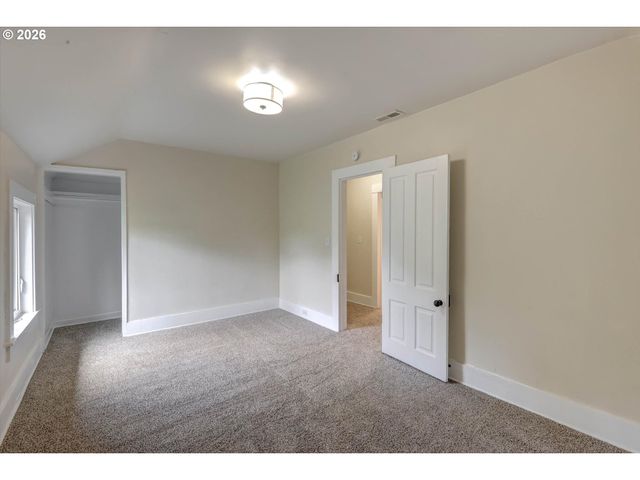 1827 Se OAK St, Portland, OR 97214