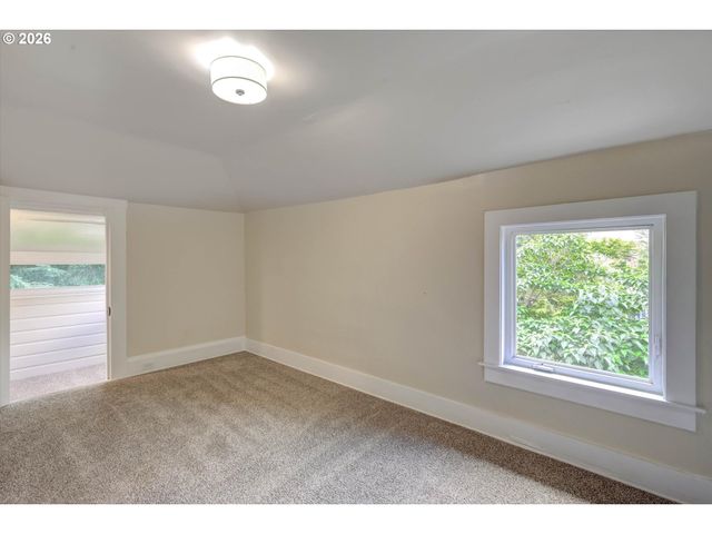 1827 Se OAK St, Portland, OR 97214