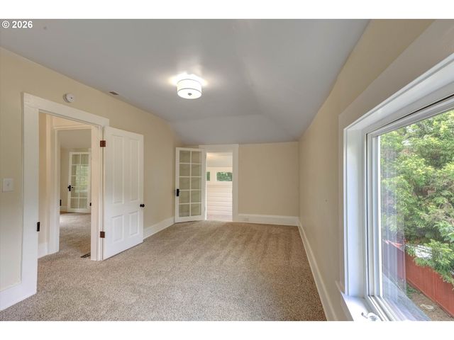1827 Se OAK St, Portland, OR 97214