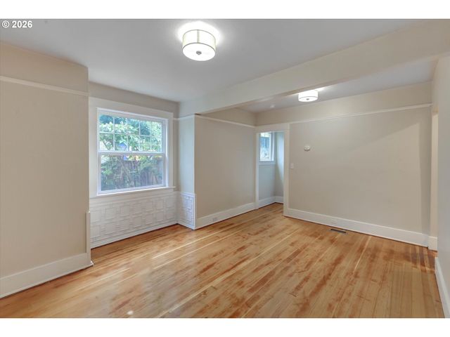 1827 Se OAK St, Portland, OR 97214