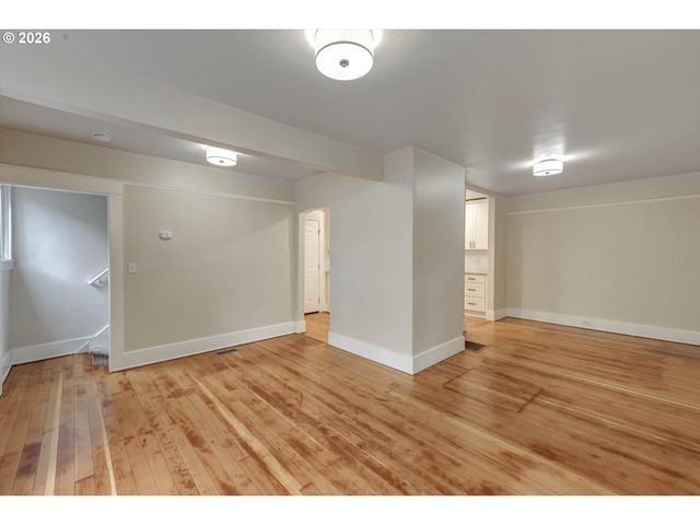 1827 Se OAK St, Portland, OR 97214