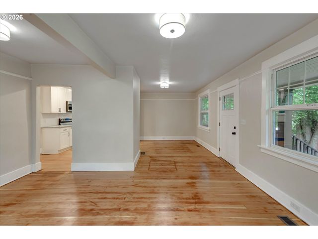 1827 Se OAK St, Portland, OR 97214
