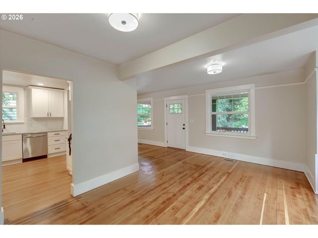 1827 Se OAK St, Portland, OR 97214
