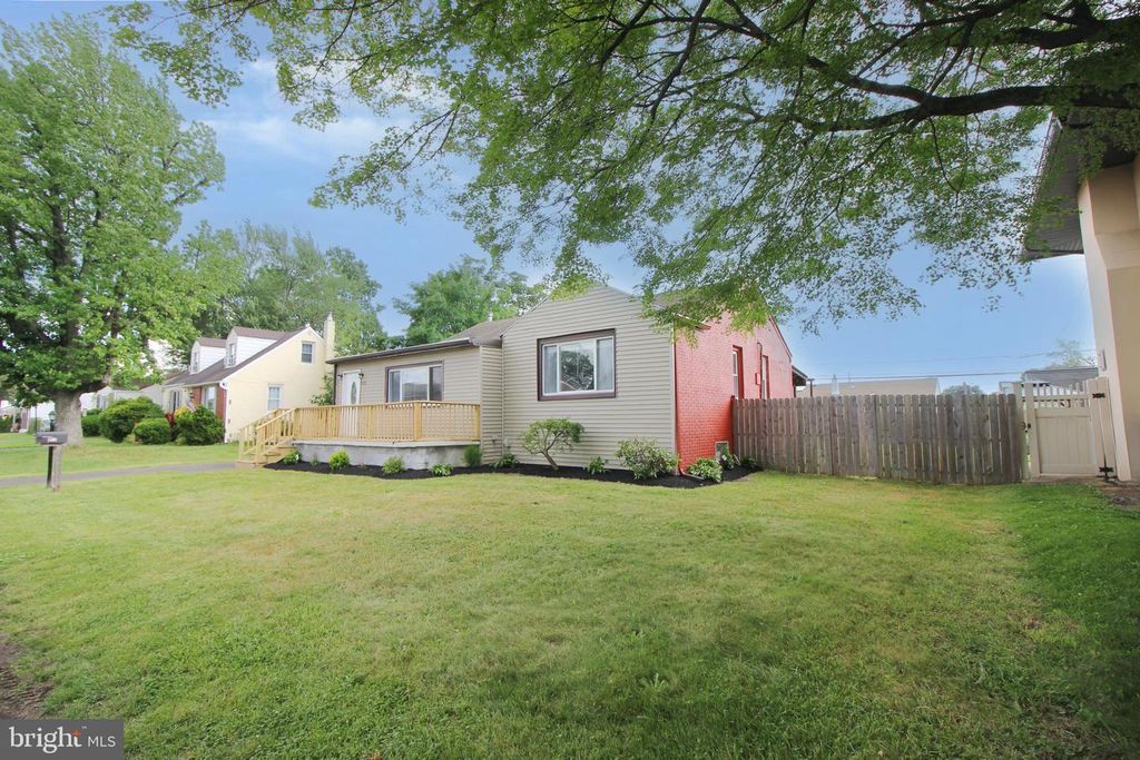 913 FAIRVIEW AVE, Bristol, PA 19007