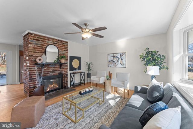 7448 LONG PINE DR, Springfield, VA 22151