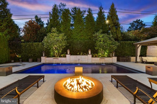 2107 FOXHALL RD NW, Washington, DC 20007