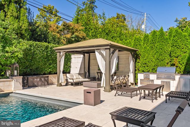 2107 FOXHALL RD NW, Washington, DC 20007