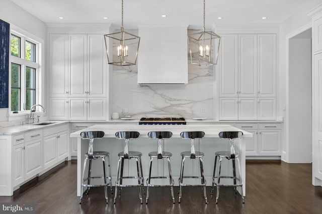 2107 FOXHALL RD NW, Washington, DC 20007