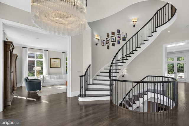 2107 FOXHALL RD NW, Washington, DC 20007