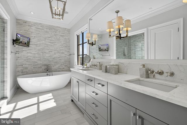 2107 FOXHALL RD NW, Washington, DC 20007