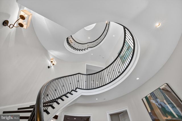 2107 FOXHALL RD NW, Washington, DC 20007