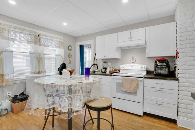 35-37 Narragansett St, Springfield, MA 01107