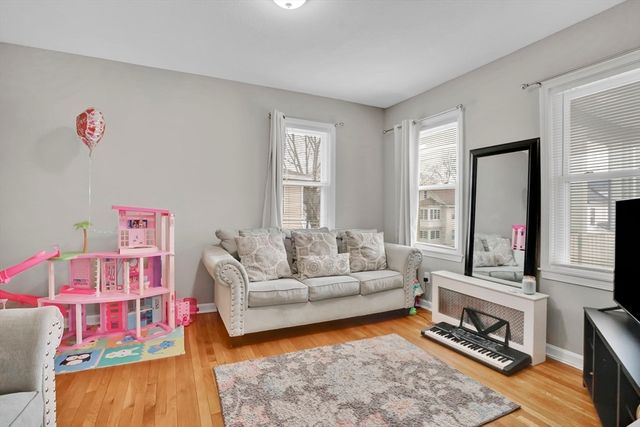 35-37 Narragansett St, Springfield, MA 01107