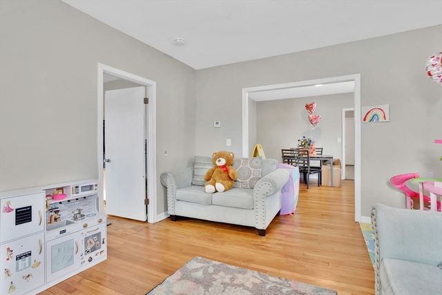 35-37 Narragansett St, Springfield, MA 01107