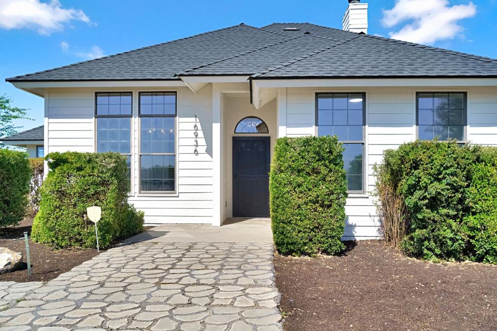 Image 2 of property listing at 16936 Karen Road, Madera, CA 93636