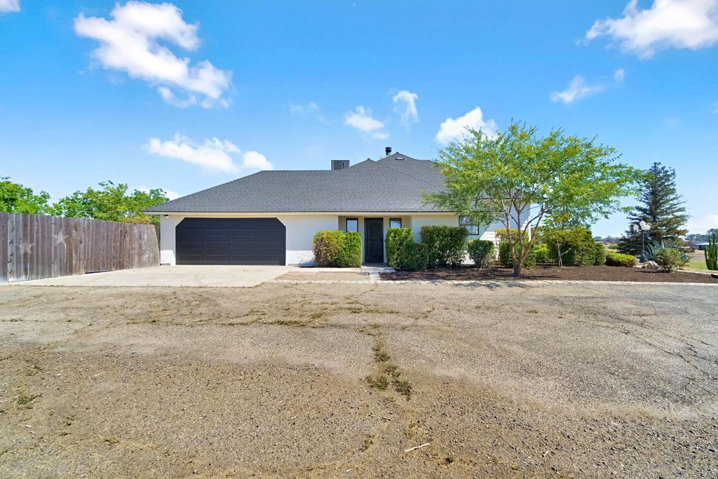 Image 3 of property listing at 16936 Karen Road, Madera, CA 93636