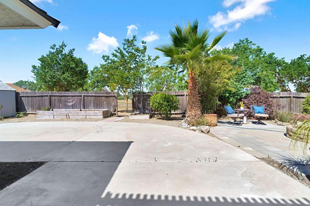 Image 35 of property listing at 16936 Karen Road, Madera, CA 93636