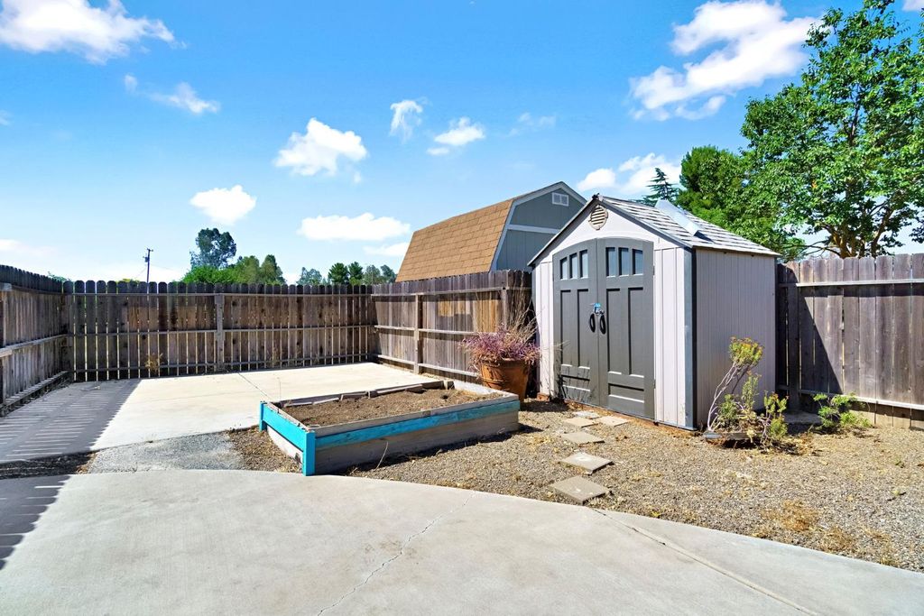 Image 38 of property listing at 16936 Karen Road, Madera, CA 93636